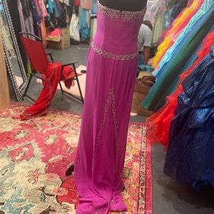 Gently used formal dress. Size 12/fits 8-10.